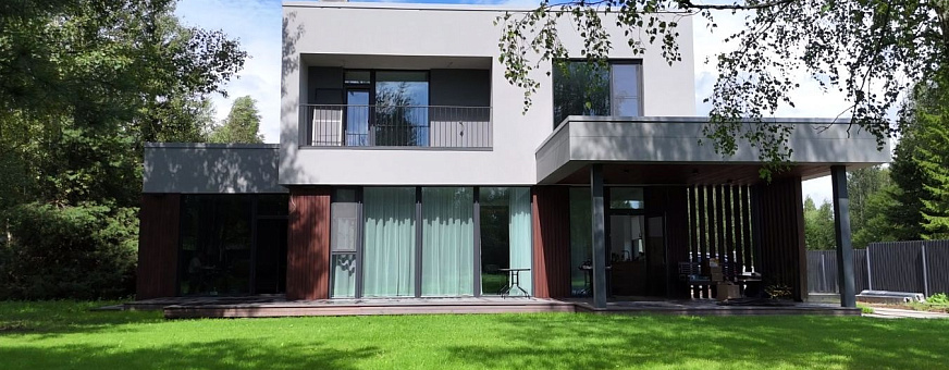 Завершено строительство дома в стиле хай-тек в КП Lucky Place