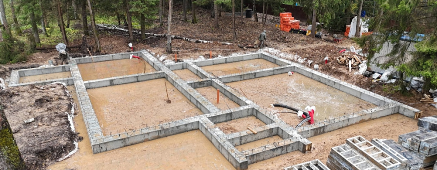 Началось строительство дома в стиле барнхаус в поселке Елизарово